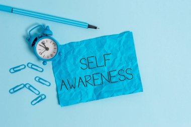 Kelime yazma metin Öz Farkındalık. Bir durum ya da olaylara doğru gösteren Bilinç için İş kavramı Metal çalar saat boş ezilmiş levha marker klipleri gökyüzü renkli arka plan.