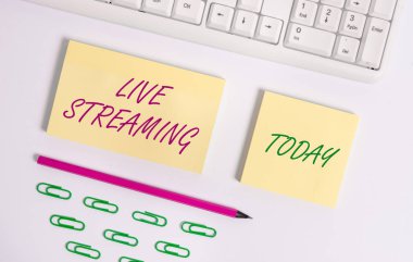 Canlı Akış'ı gösteren not yazma. İş fotoğrafı vitrin Internet Flat üzerinden bir olayın canlı video kapsama İletim iş konsepti ile boş kopya alanı yapışkan notlar üzerinde yatıyordu.