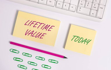 Yaşam Boyu Değerini gösteren not yazma. İş düz ömrü boyunca müşterinin Worth vitrine iş kavramı ile boş kopya alanı yapışkan notlar üzerinde yatıyordu.