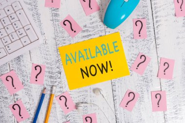 Şimdi Kullanılabilir'i gösteren not yazma. İş fotoğraf vitrin size elde veya bu şu anda çalışabilir ahşap masanın üstüne araçları ve karalanmış kağıt yazma bulabilirsiniz.