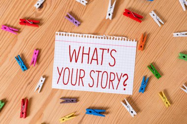 Kelime yazma metni Ne S Your Story Soru. Onun geçmiş yaşam eylemleri olaylar Renkli clothespin kağıtları boş hatırlatma ahşap zemin arka plan ofis hakkında gösteren soran için iş kavramı.