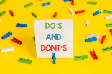 Do S Is And Dont S Is.Business fotoğrafını gösteren kavramsal el yazısı, bazı faaliyetlerle ilgili tavsiye Kurallarını veya geleneklerini sergiliyor.