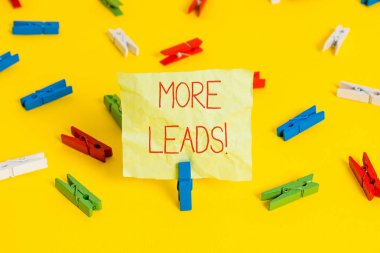Kavramsal el yazısı Daha Fazla Müşteri Adayı nı gösteriyor. Ürün veya hizmetlere yönelik iş fotoğrafı metin başlatma tüketici faiz i.