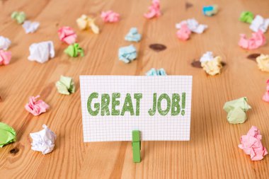 Büyük İş gösteren kavramsal el yazısı. İş fotoğraf vitrin çok iyi yapmış bir şey için birini öven kullanılan Renkli buruşturulmuş kağıtları ahşap zemin arka plan clothespin.