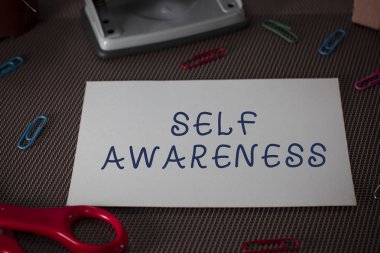 Kelime yazma metin Öz Farkındalık. Bir durum ya da olaylar Makas ve yazma ekipmanları artı dokulu zemin üzerinde düz levha doğru gösteren Bilinç için İş kavramı.