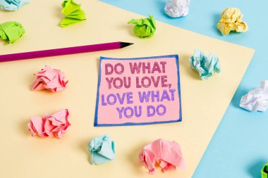 Aşk Taneni'ni Gösteren Metin Işareti Ne Yapıyorsun? Kavramsal fotoğraf daha sonra daha iyi yerlerde çalışmak için zevk şeyler yapabiliyor.