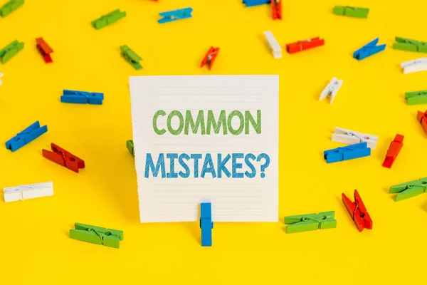 一般的な間違いの質問を示す概念的な手書き。繰り返し行為や判断を誤って示すビジネス写真. — ストック写真