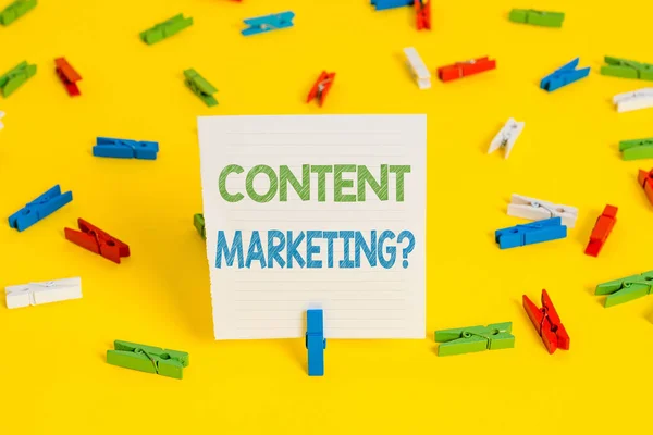Scrittura concettuale a mano che mostra la domanda di Content Marketing. La presentazione di foto aziendali comporta la creazione e la condivisione di materiale online . — Foto Stock