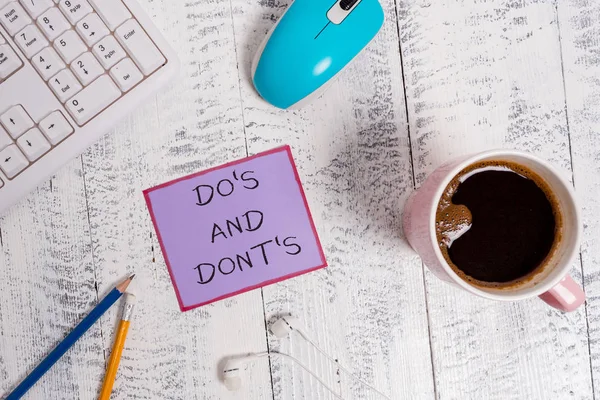 Handschrift-Text do s ist und dont s ist. Konzept, das die Beratung von Regeln oder Gepflogenheiten in Bezug auf bestimmte Aktivitäten bedeutet. — Stockfoto