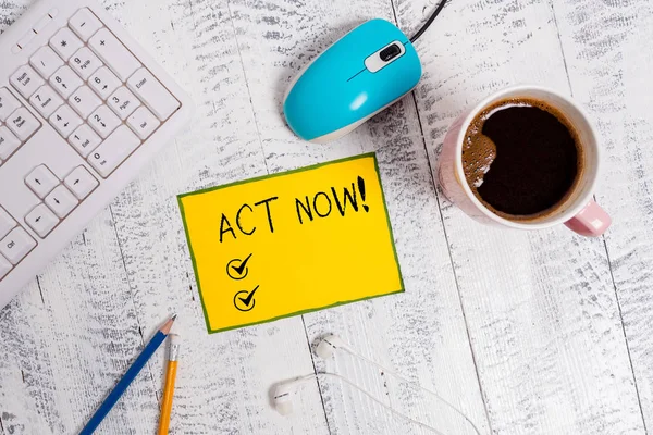 Palavra que escreve o texto Act Now. Conceito de negócio para não hesitar e começar a trabalhar ou fazer coisas imediatamente . — Fotografia de Stock
