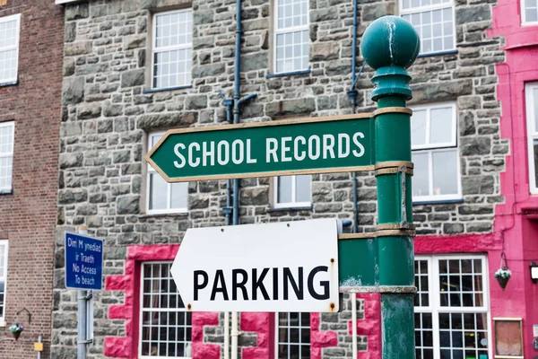 Fogalmi kézi írás mutatja iskola Records. Üzleti fotó bemutató információ, hogy tartják a gyermek az iskolában életrajz hirdetés fogalom-val üres másol hely az úton jel. — Stock Fotó