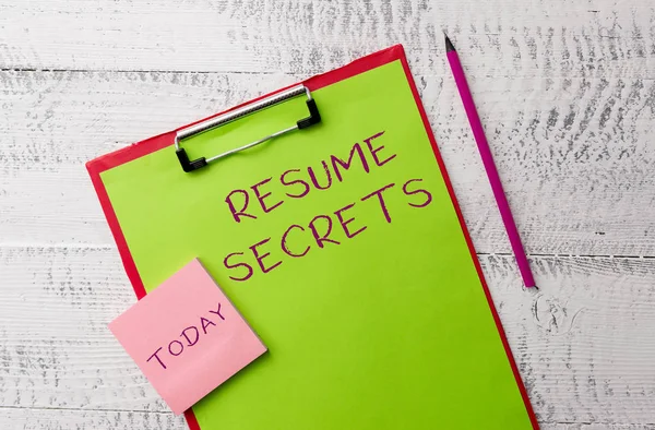 Word Writing Text wieder Geheimnisse. Business-Konzept für Tipps zur Herstellung erstaunlicher Lebenslauf herausragende Biografie Metall Klemmbrett Papier Blatt Marker klebrige Notizblock Holz Hintergrund. — Stockfoto