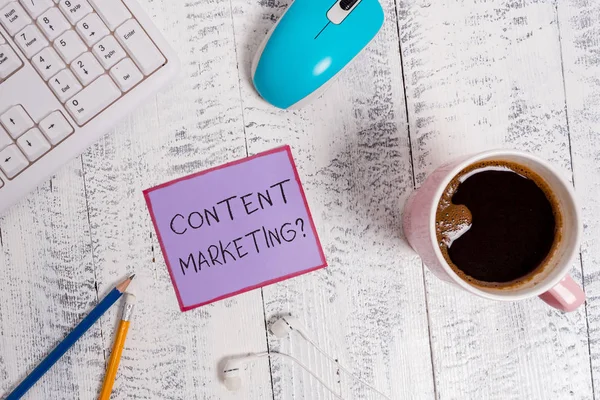 Texto a mano Pregunta de marketing de contenidos. Concepto significado implica la creación y el intercambio de material en línea . — Foto de Stock