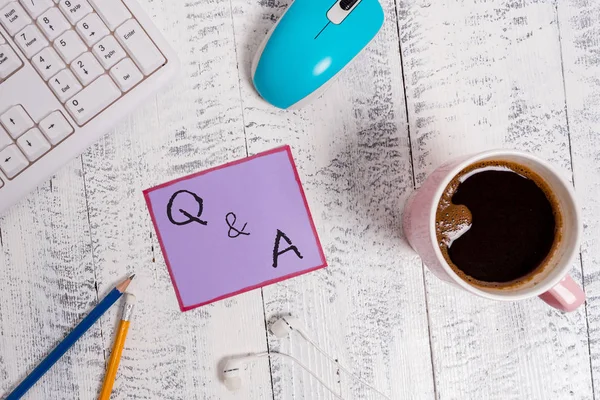 Handstilstext Q och A Begreppsmässig betydelse definieras som frågor som ställs och svar. — Stockfoto