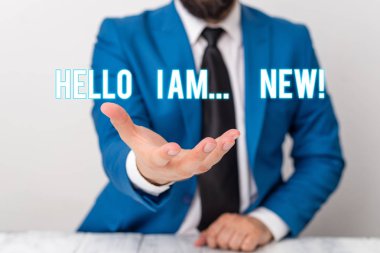 Merhaba Ben Yeniyim gösteren metin işareti. Tebrik olarak kullanılan veya telefon görüşmesine başlamak için kullanılan kavramsal fotoğraf Adam önünde kopya alanı olan boş bir kağıt tutuyor Kopya Alanı.