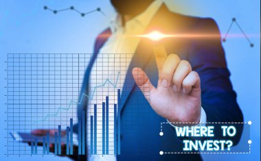 Nereye Yatırım Yapılacağı sorusunu gösteren metin işareti. Daha fazla para kazanma eylemleri veya süreci hakkında sorular soran kavramsal fotoğraf.