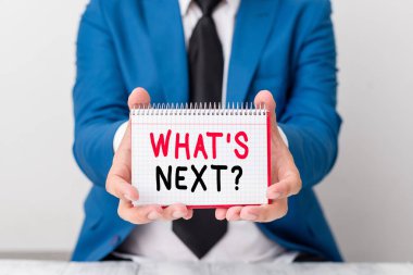 El yazısı metin Ne S Sonraki Soru. Kavram anlamı onun gelen eylemleri veya davranışları hakkında gösteren adam önünde kopya alanı ile boş kağıt tutar Kopya Uzay.