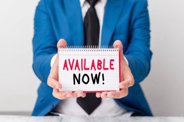 El yazısı metin Şimdi Kullanılabilir. Kavram anlamı bu şu anda elde veya çalışabilir bulabilirsiniz Adam önünde kopya alanı ile boş kağıt tutar Kopya Alanı.