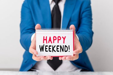 El yazısı metin Happy Weekend. Kavram güzel bir şey oldu ya da onlar hayattan memnun hissediyorum Adam önünde kopya alanı ile boş kağıt tutar Anlamı Kopya Uzay.