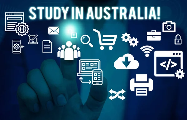 Woord schrijf tekst studie in Australië. Bedrijfsconcept voor het in het buitenland bestellen Voltooi uw studie mannelijke menselijke slijtage formele werk pak presentatie presenteren met behulp van smartapparaat. — Stockfoto