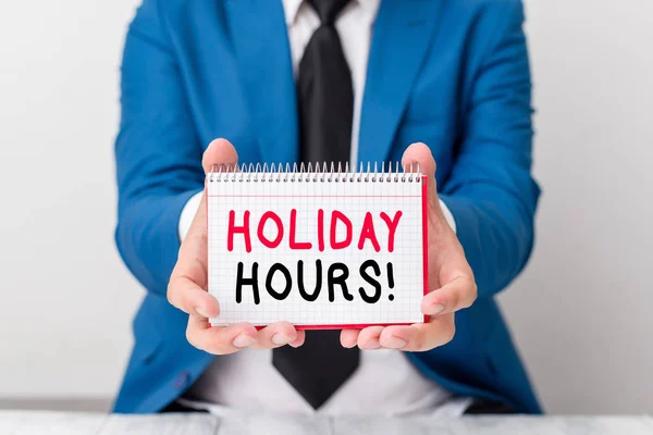 El yazısı, Holiday Hours. Bu kavram, esnek çalışma saatleri altında çalışanlar için fazla mesai anlamına geliyor. Önünde kopyalama alanı olan boş bir kağıt tutuyor. Boşluğu kopyala. — Stok fotoğraf