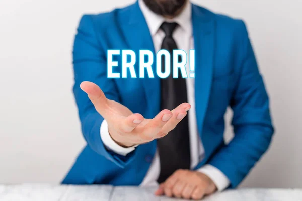 Signo de texto mostrando Error. Foto conceptual estado o condición de estar equivocado en la conducta juicio o programa El hombre sostiene papel vacío con espacio de copia delante de él Copiar espacio . — Foto de Stock