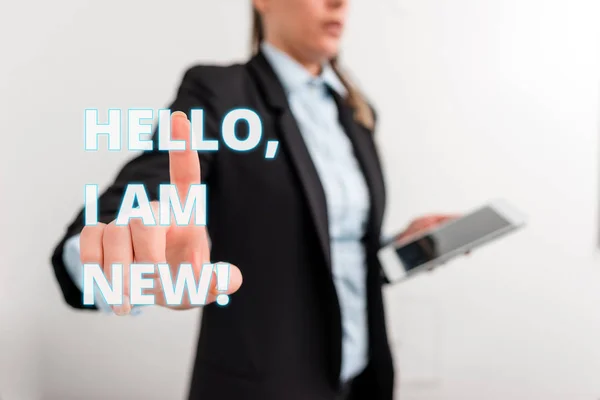 Escritura a mano conceptual que muestra Hello I Am New. Texto de foto comercial utilizado como saludo o para iniciar una conversación telefónica Negocios digitales en concepto de suite negra con mujer de negocios . — Foto de Stock