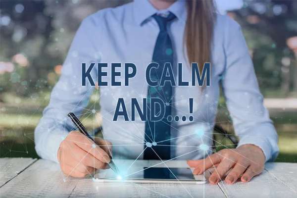 Scrittura concettuale a mano che mostra Keep Calm And. Foto d'affari in mostra poster motivazionale prodotto dal governo britannico . — Foto Stock