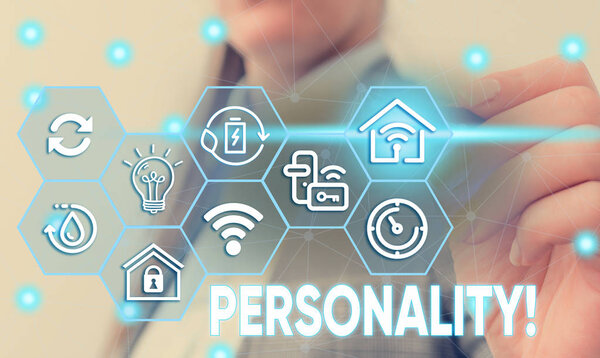 Концептуальный почерк, показывающий личность. Характеристики комбинации бизнес-фото, которые формируют персонаж женского человеческого костюма носить официальный рабочий костюм представляя смарт-устройство
.