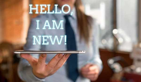 Woord tekst schrijven Hallo ik ben nieuw. Bedrijfsconcept voor gebruikt als begroeting of om telefonisch gesprek te beginnen wazig vrouw op de achtergrond wijzend met de vinger in lege ruimte. — Stockfoto