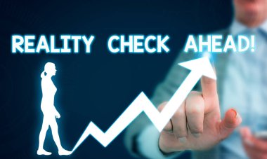 Reality Check Ahead'i gösteren metin işareti. Kavramsal fotoğraf onları durumlar veya zorluklar hakkında gerçeği tanımak yapar Kadın giyim resmi iş elbisesi sunum sunan akıllı cihaz.