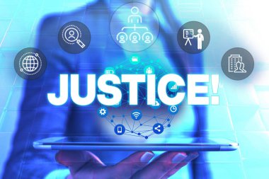 Adalet'i gösteren kavramsal el yazısı. Çakışan iddiaların veya atamaların tarafsız bir şekilde ayarlanması gösteren iş fotoğrafı Akıllı cihaz sunan kadın giyim resmi iş elbisesi.