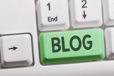 Blogquestion'ı gösteren metin işareti. Kavramsal fotoğraf düzenli olarak güncellenen web sitesi web sayfası beyaz arka plan tuşu kopyalama alanı üzerinde boş not kağıdı ile bireysel Beyaz pc klavye tarafından işletilen.