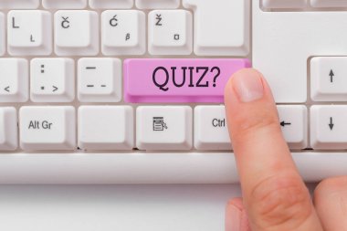 El yazısı metin yazma Quiz Soru. Kavram bireyler veya takımlar arasında rekabet olarak bilgi nin test beyaz arka plan tuşu kopyalama alanı üzerinde boş not kağıdı ile Beyaz pc klavye.