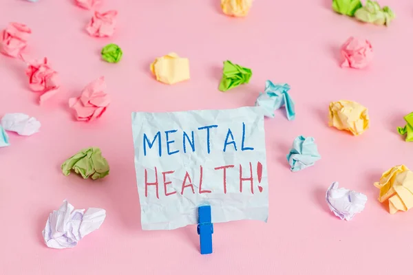 Escribiendo una nota que muestra Salud Mental. Foto de negocios mostrando demostraciones condición con respecto a su bienestar psicológico . —  Fotos de Stock