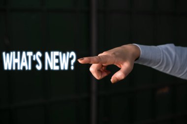 Ne S Yeni Soru gösteren metin işareti. Kavramsal fotoğraf birisine güncel canlı olaylar hareketlerini sorduğunuzda Kopya alanını elle işaret ederek Karanlığa işaret eden parmak.