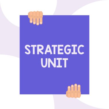 Stratejik Birim yazı metni yazma. Ürün sunumu ve pazar segmentine odaklanan kar merkezi anlamına gelir. Geometrik arka plan tasarımıaşağı büyük boş dikdörtgen tutan iki el.