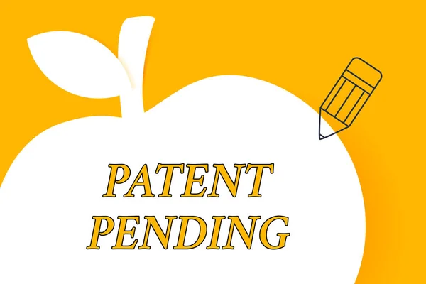 Pisanie notatki pokazano patent pending. Business Photo gablota wniosek już złożony, ale jeszcze nie przyznane kontynuacja ochrony ołówek zarys wskazujący pustą białą przestrzeń kopiowania w formie Apple. — Zdjęcie stockowe