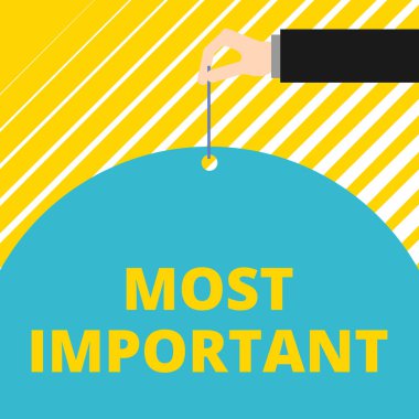 En Önemli'yi gösteren metin işareti. Kavramsal fotoğraf Büyük veya en yüksek dereceli miktar veya benzeri Önemli Adam el başparmak ve işaret parmağı ile büyük yarım yuvarlak kağıt kravat dize tutun.