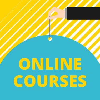 Online Kursları gösteren metin işareti. Kavramsal fotoğraf Devrim örgün eğitim İnternet üzerinden öğrenme Man el başparmak ve işaret parmağı ile büyük yarım yuvarlak kağıt kravat dize tutun.