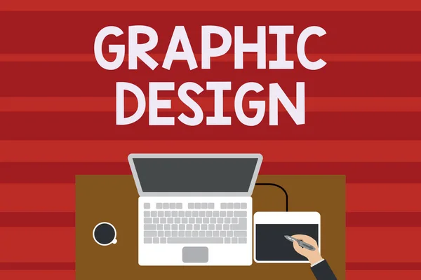그래픽 디자인을 보여주는 텍스트 기호입니다. 개념 사진 예술 또는 광고에서 텍스트와 사진을 결합하는 기술 어퍼뷰 노트북 나무 책상 노동자 그리기 태블릿 커피 컵 사무실. — 스톡 사진