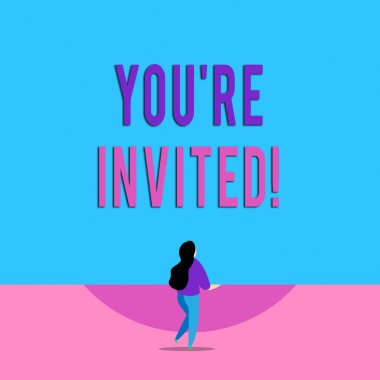 El yazısı metin yazma You Re Invited. Kavram anlamı birisi için kibar bir dostu istek yapmak bir yere gitmek Uzun saç modeli kadın stand bir bacak arka görünüm pozisyonunda kaldırdı.
