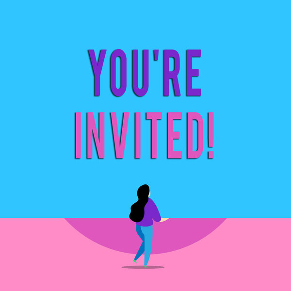 Письменный почерк. Концепция означает сделать вежливую дружескую просьбу к кому-то пойти куда-нибудь Длинная прическа женщина стоять с одной ногой подняты в положение вид сзади
.