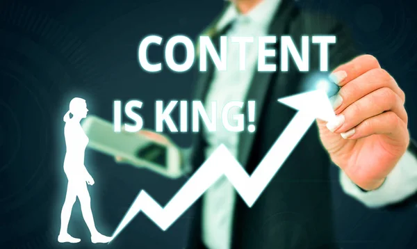 Écriture conceptuelle montrant Content Is King. Business photo texte marketing focalisé visibilité croissante non payé résultats de la recherche Femme costume de travail formel vêtements humains présentant appareil intelligent . — Photo