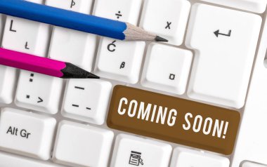 Kavramsal el yazısı Yakında gösteren. Gerçekten kısa bir süre sonra olacak İş fotoğraf metin olay veya eylem Beyaz arka plan üzerinde not kağıdı ile Beyaz pc klavye.