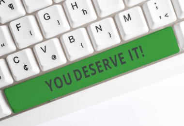 You Deserve It. Kavramsal fotoğraf nitelikleri veya eylemleri beyaz arka plan tuş kopyalama alanı üzerinde boş not kağıdı ile Beyaz pc klavye nedeniyle olmalıdır gösteren metin işareti.