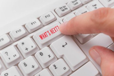 Kelime yazma metni Ne S Sonraki Soru. Beyaz arka plan tuşu kopyalama alanı üzerinde boş not kağıdı ile onun gelen eylemler veya davranışlar beyaz pc klavye hakkında gösteren soran için iş kavramı.