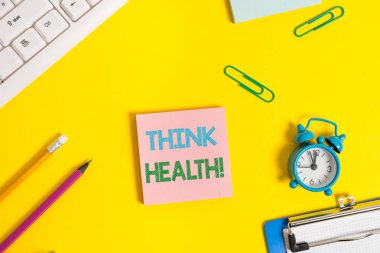 Think Health'i gösteren metin işareti. Tam fiziksel zihinsel ve sosyal iyi olan kavramsal fotoğraf durumu Düz beyaz buruşturulmuş kağıt üzerinde kopya alanı üzerinde yatıyordu.