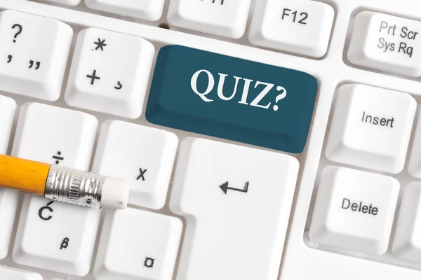 Handschriftliche Text-Quizfrage. Konzept bedeutet Wissenstest als Wettbewerb zwischen Einzelpersonen oder Teams weiße PC-Tastatur mit leerem Notizpapier über weißem Hintergrund Schlüsselkopierraum. — Stockfoto