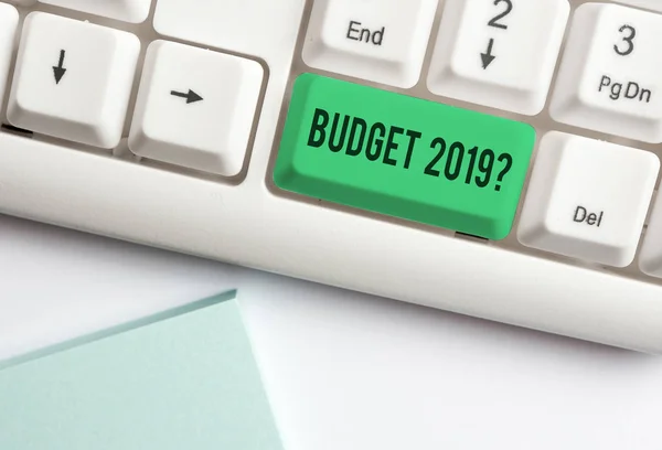 Conceptuele hand schrijven met budget 2019 vraag. Zakelijke fotopresentatie raming van inkomsten en uitgaven voor volgend jaar wit PC-toetsenbord met notitie papier boven de witte achtergrond. — Stockfoto